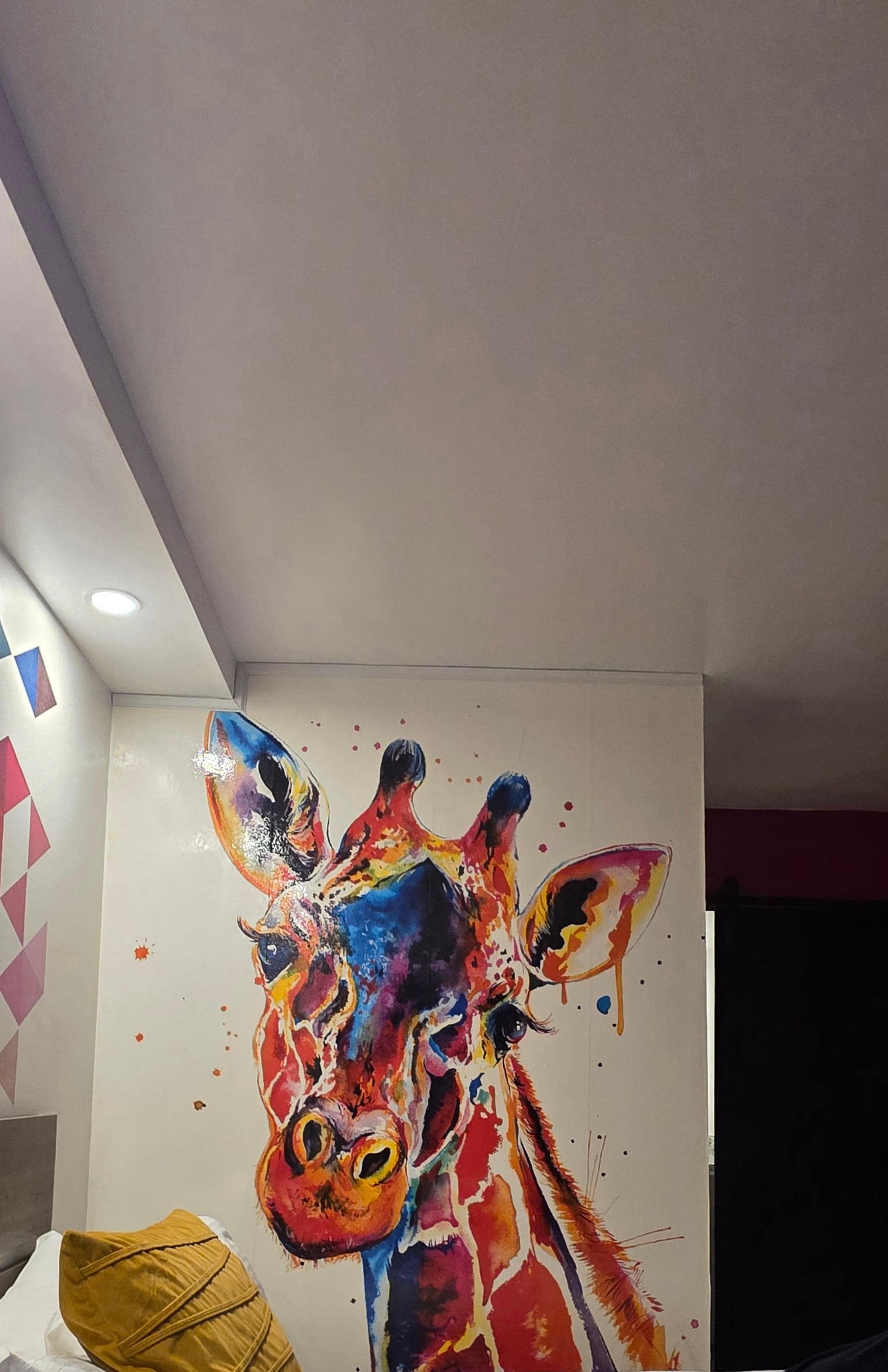 LOVED the giraffe on thr wall! 