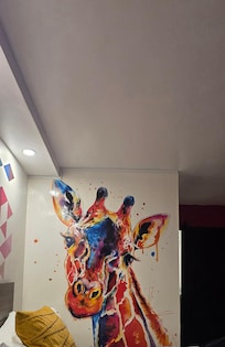 LOVED the giraffe on thr wall!