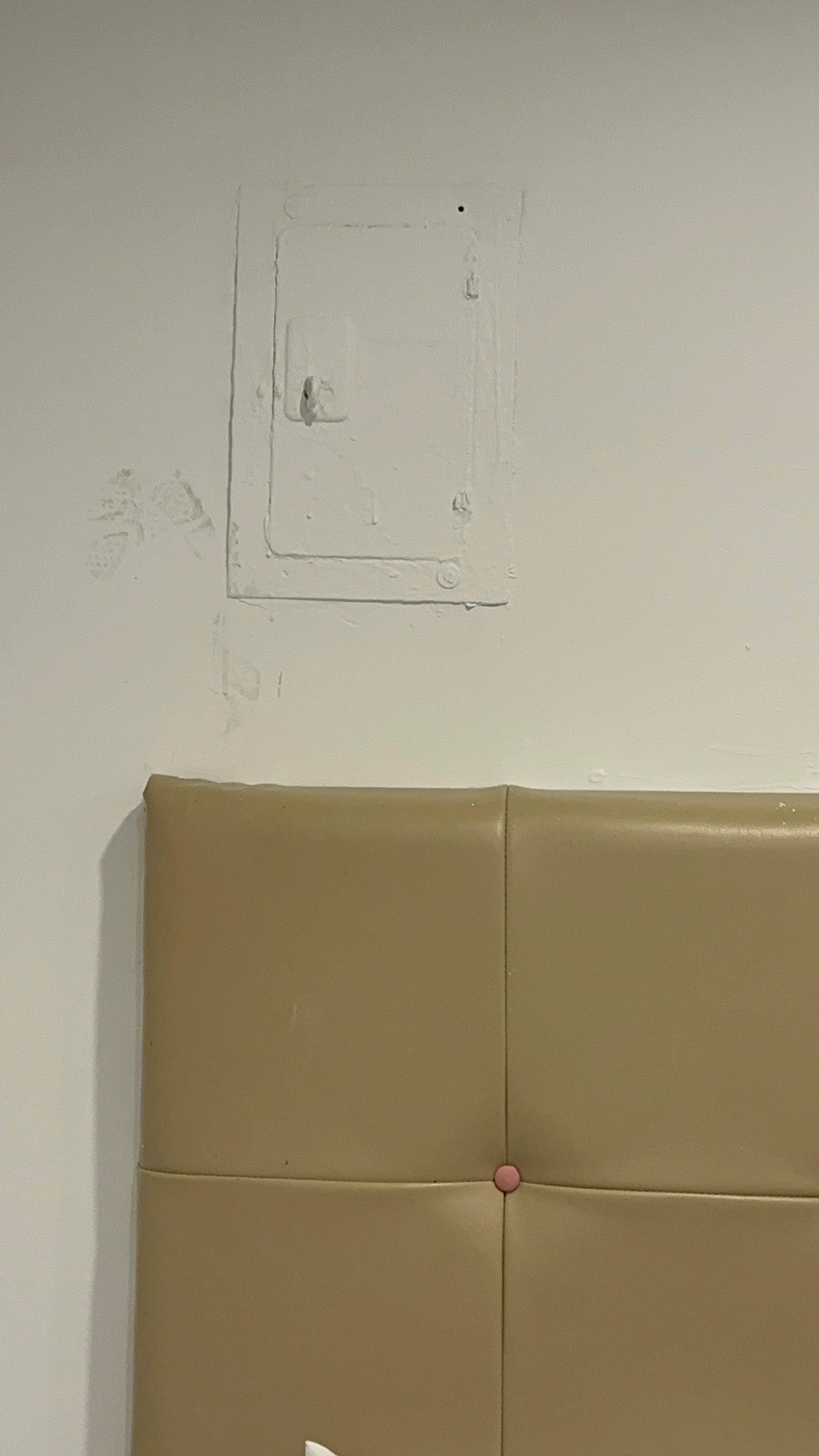 Paredes y cama sucia