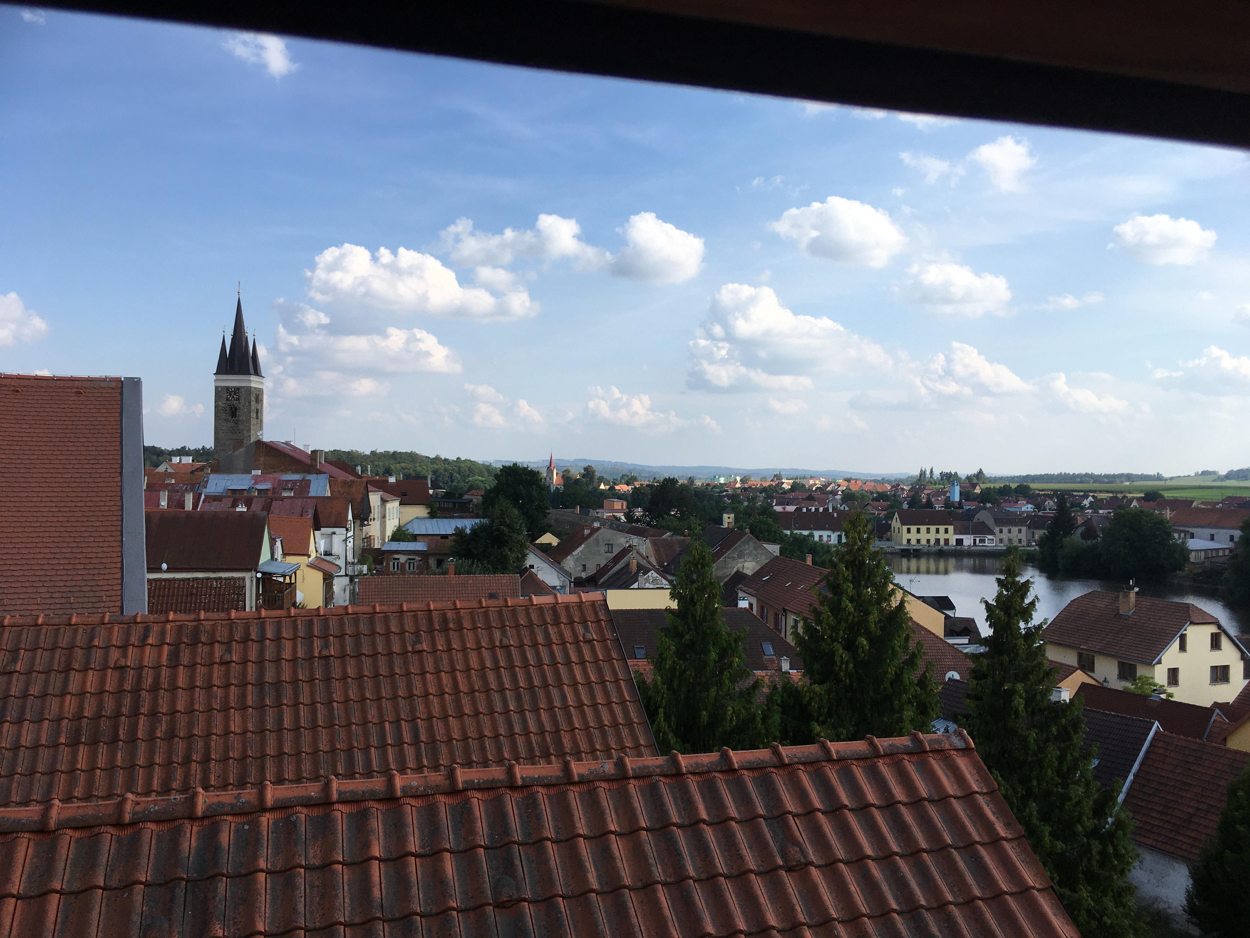 Výhled střešním oknem z turistického pokoje