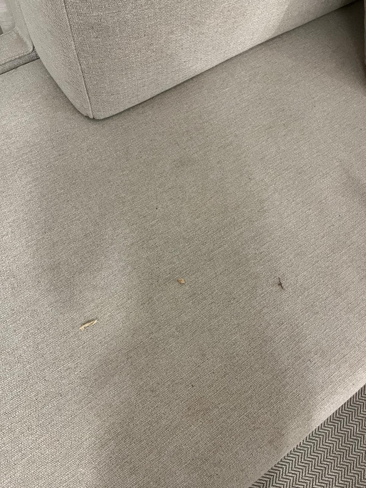 Die 3. Schlafmöglichkeit war entweder das Sofa oder das Bettgestell, welches sich unter dem Sofa befand. Flecken waren auf dem Sofa und Dreck.