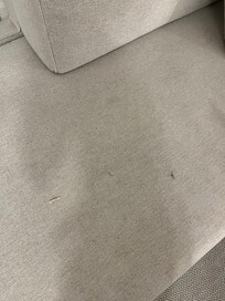 Die 3. Schlafmöglichkeit war entweder das Sofa oder das Bettgestell, welches sich unter dem Sofa befand. Flecken waren auf dem Sofa und Dreck.