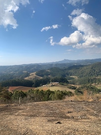 Vista das montanhas na trilha da pousada