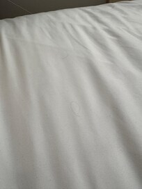 Überall fremde Haare auf dem Bett