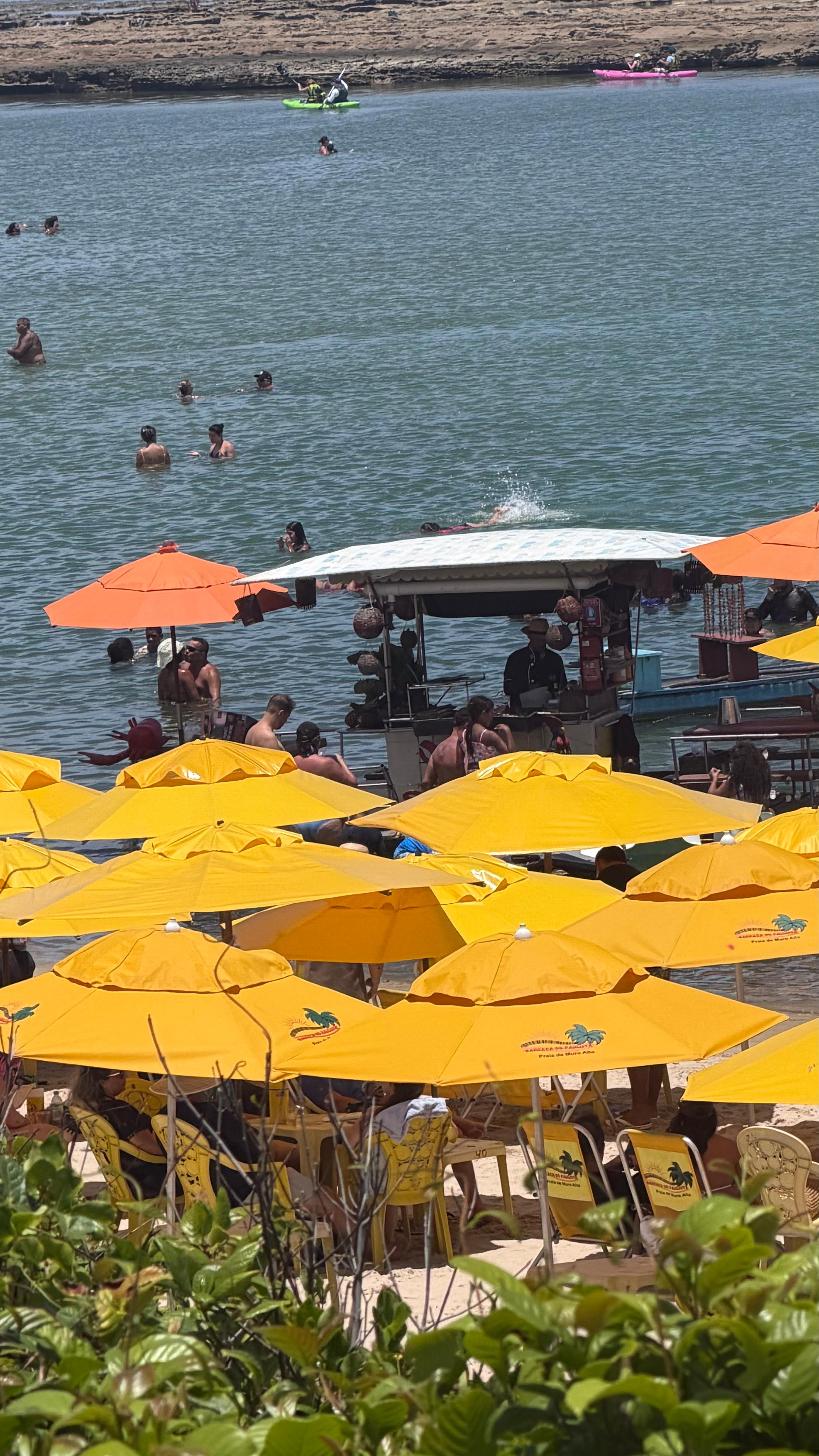 Praia “piscina”, mas com poluição visual de infláveis, pedalinhos e pequenas embarcações 
