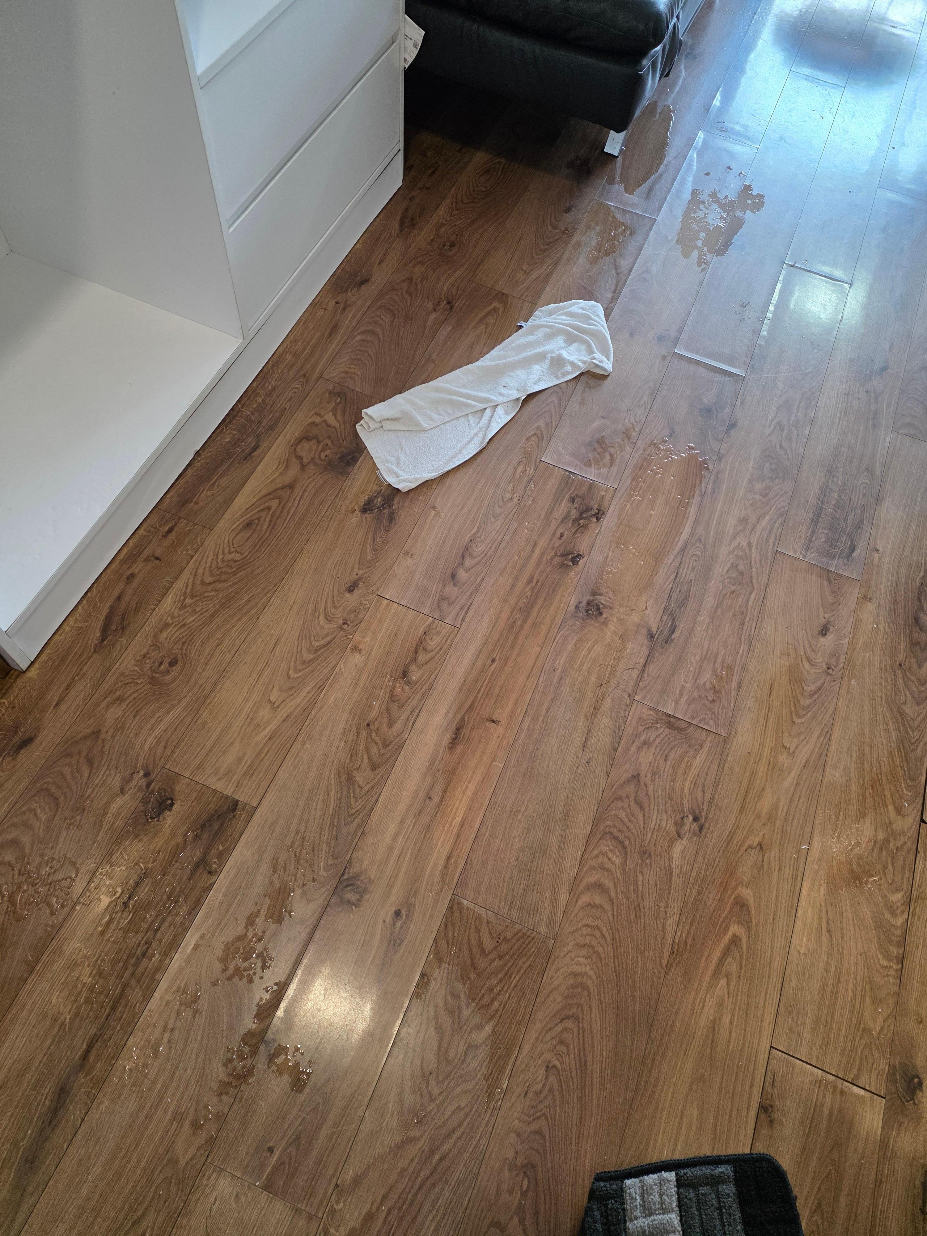 The wooden structures had absorbed so much water that they will soon rot. Yet the management doesn’t care—they keep deceiving people with nice-looking photos and continue renting out these rooms.