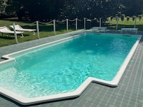 Der Pool ist von 10.00 bis 19.00 Uhr geöffnet. Nicht sehr groß aber sehr gepflegt