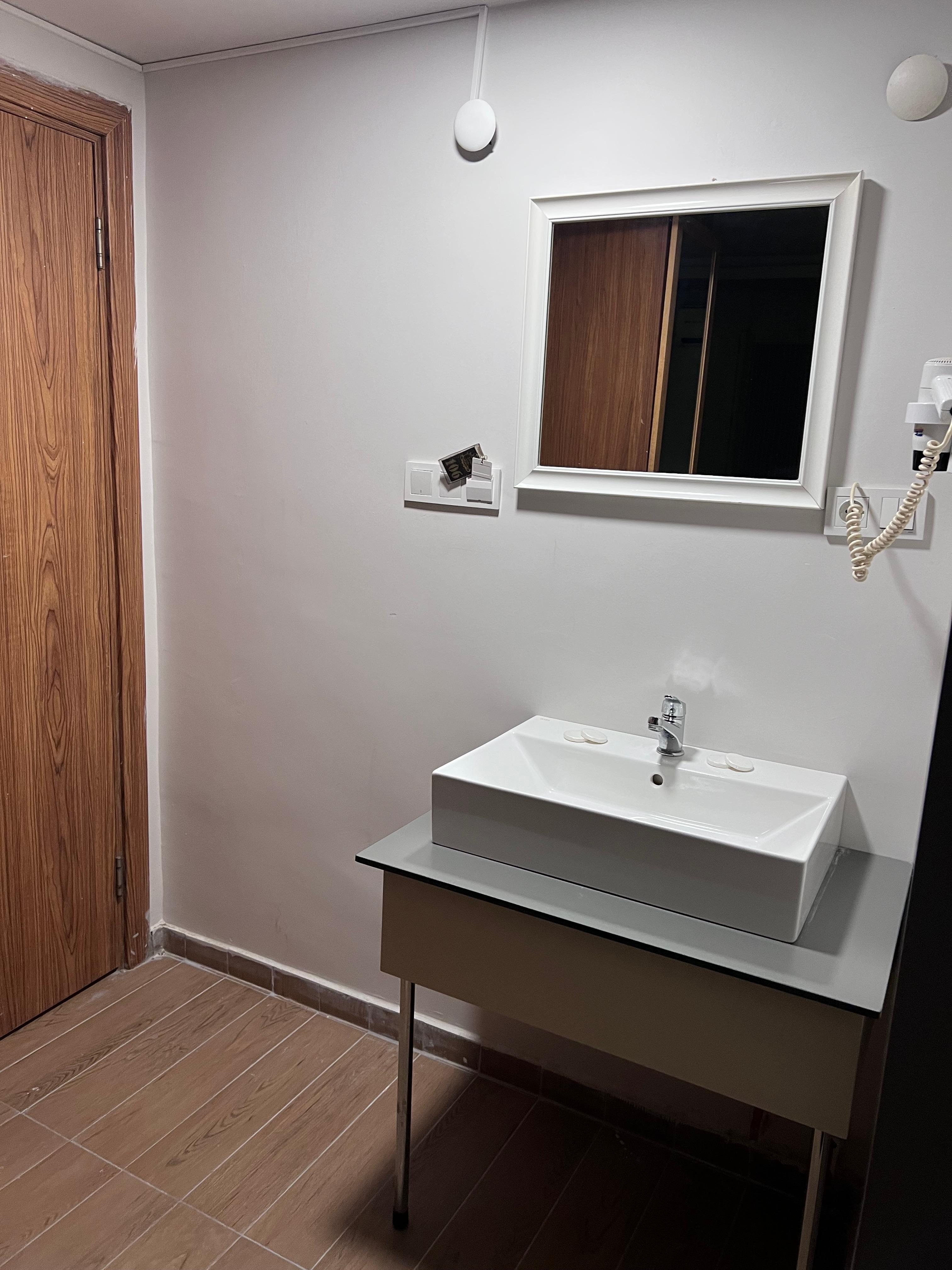 Lavabo toute suite derrière la porte d’entrée 