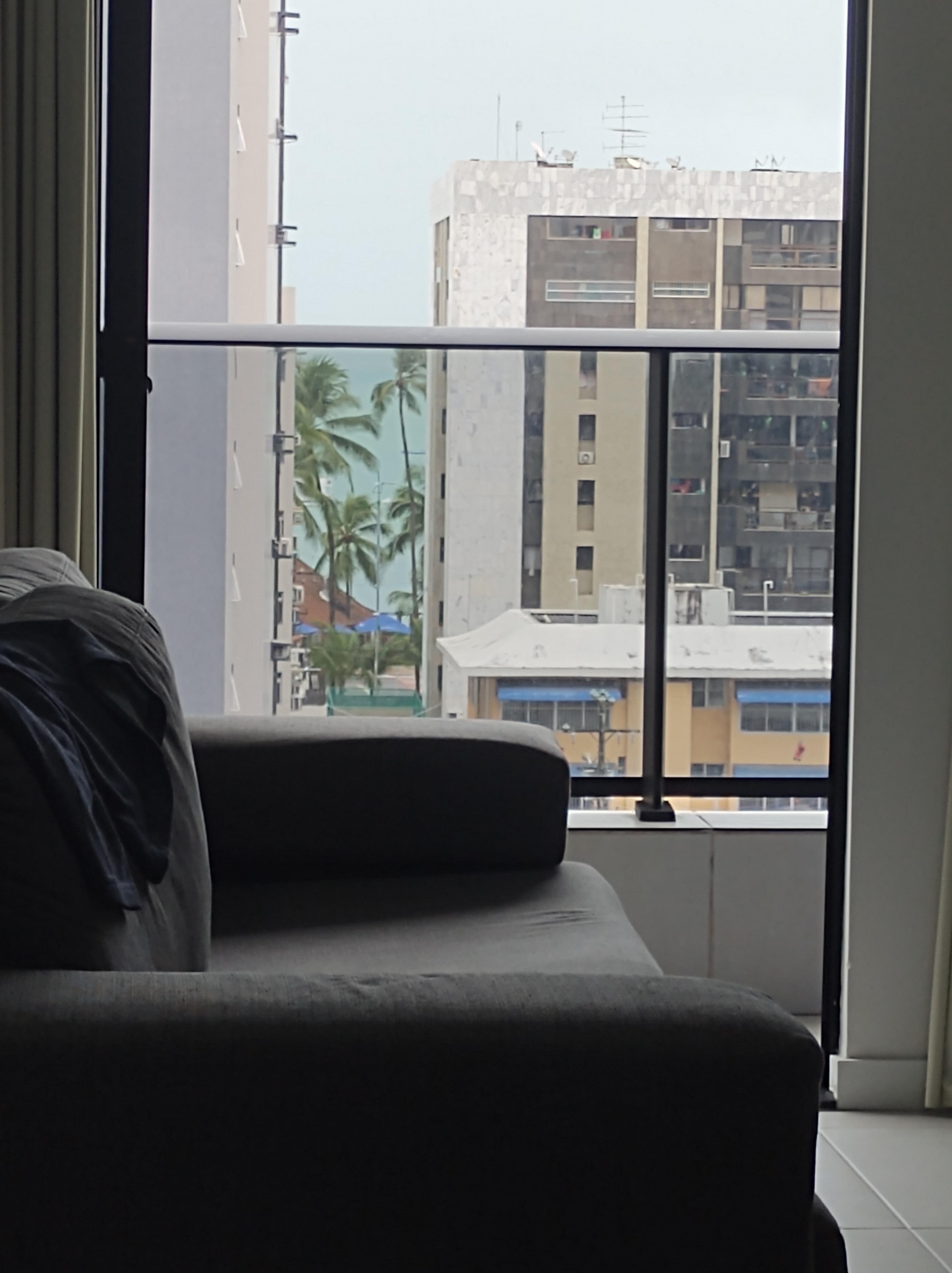 Vista de dentro do apartamento, em direção à praia.