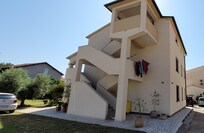 AuĂenansicht. Zimmer im 2. Stock mit eigenem Eingang und Terrasse vor der TĂŒre.