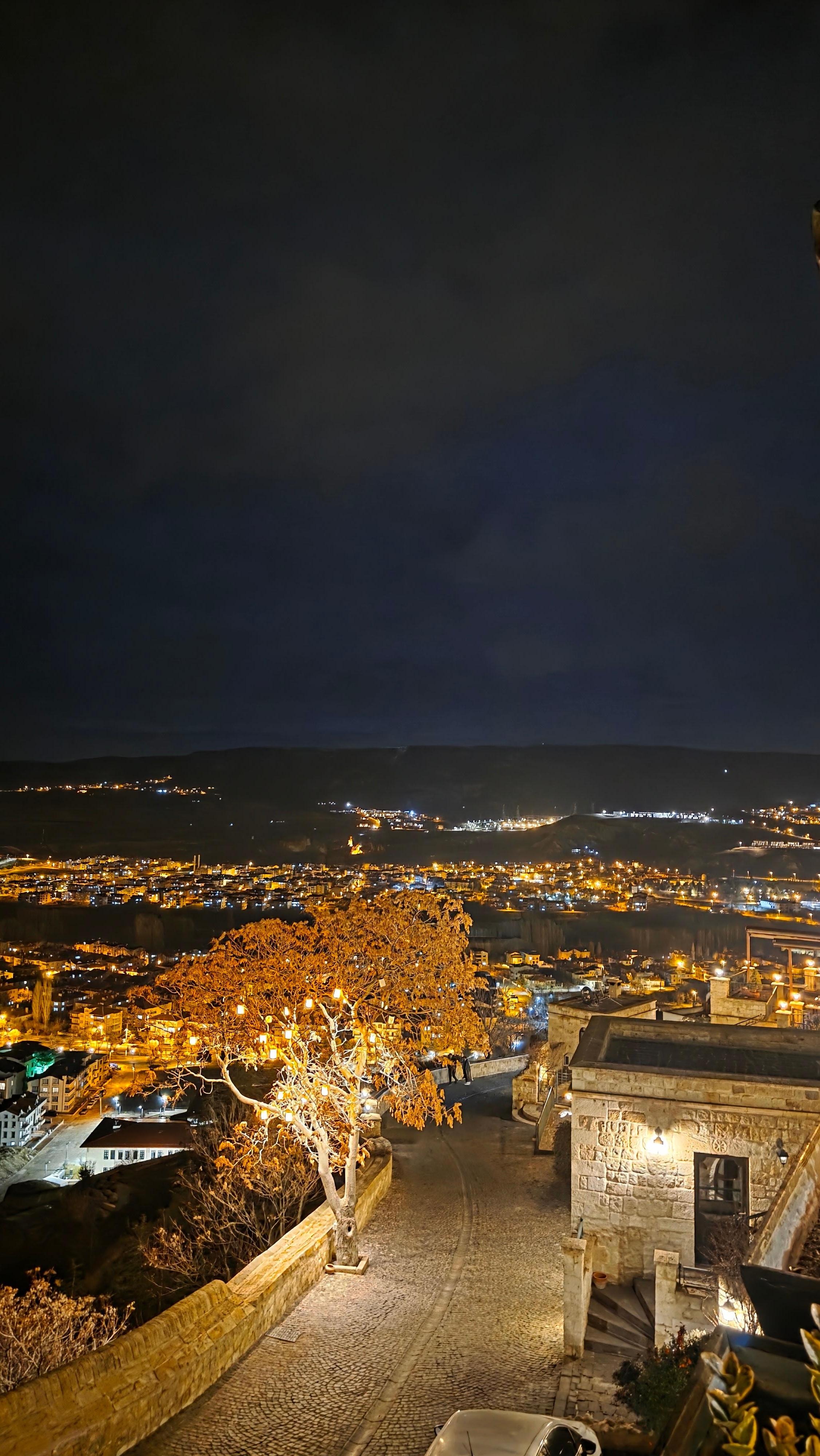 Tesisin sokakları adeta özenle yapılmıs