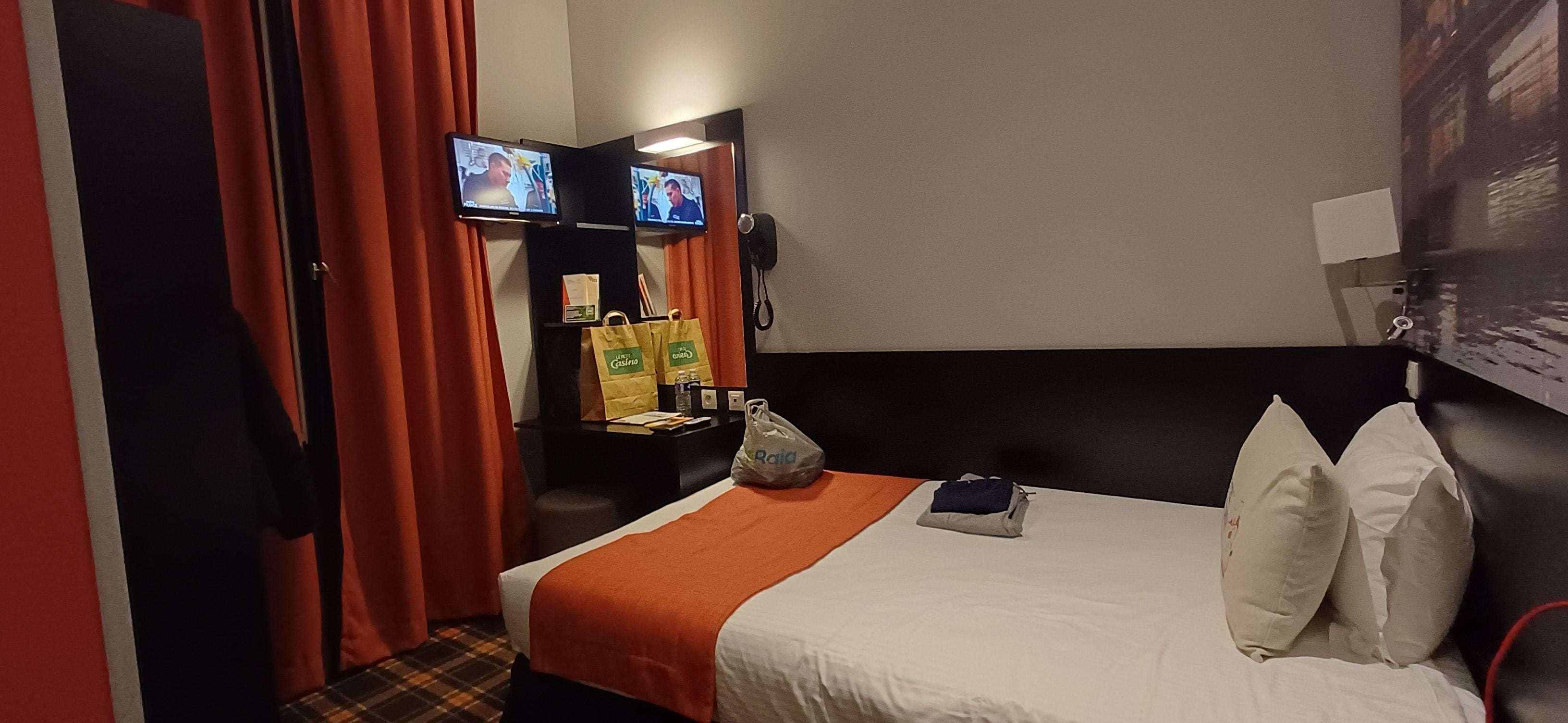 Quarto individual, compacto mas bem funcional.