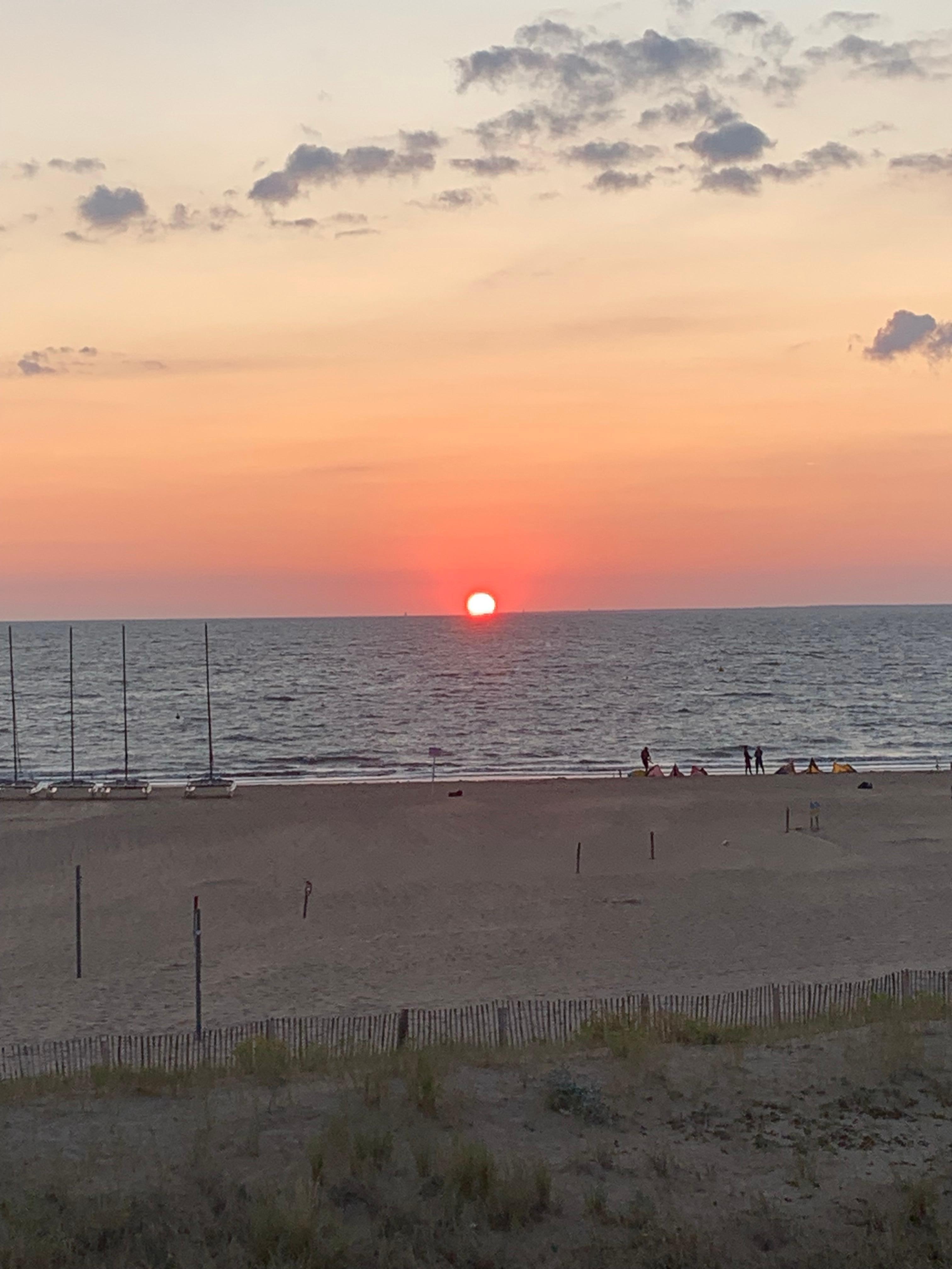 Blick vom Balkon. 
Links Segelschule (z.B. Surfkurse, Kanuverleih usw.)