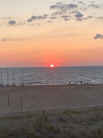 Blick vom Balkon.
Links Segelschule (z.B. Surfkurse, Kanuverleih usw.)