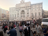Trevi fountain 10 minutes walking distance
