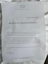 Une feuille glissé sous notre porte après le passage de l’ouvrier!