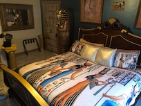 Chambre joliment décorée mais encombrée