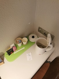 Bouilloire qui n'a pas servi depuis trÚs longtemps et surtout mal nettoyé. Inutilisable !