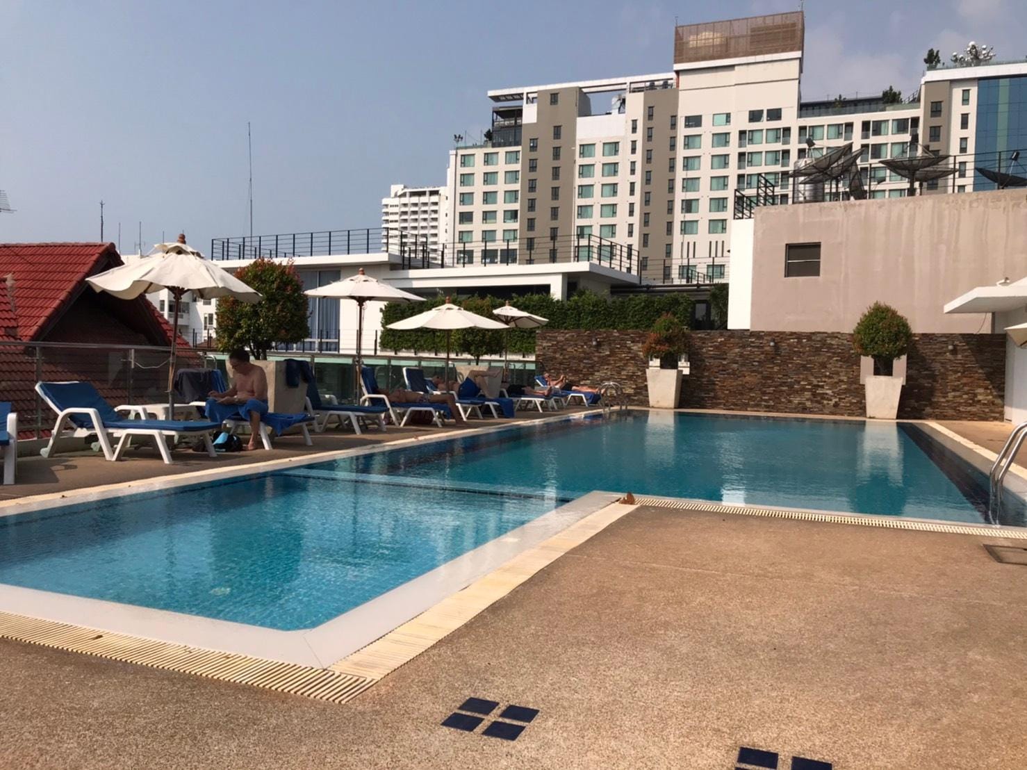 Rooftop pool です。
小さいですが、シートも割と多く快適に過ごせます。