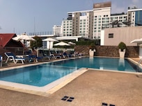 Rooftop pool です。
小さいですが、シートも割と多く快適に過ごせます。