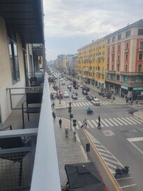 vista da sacada para avenida principal