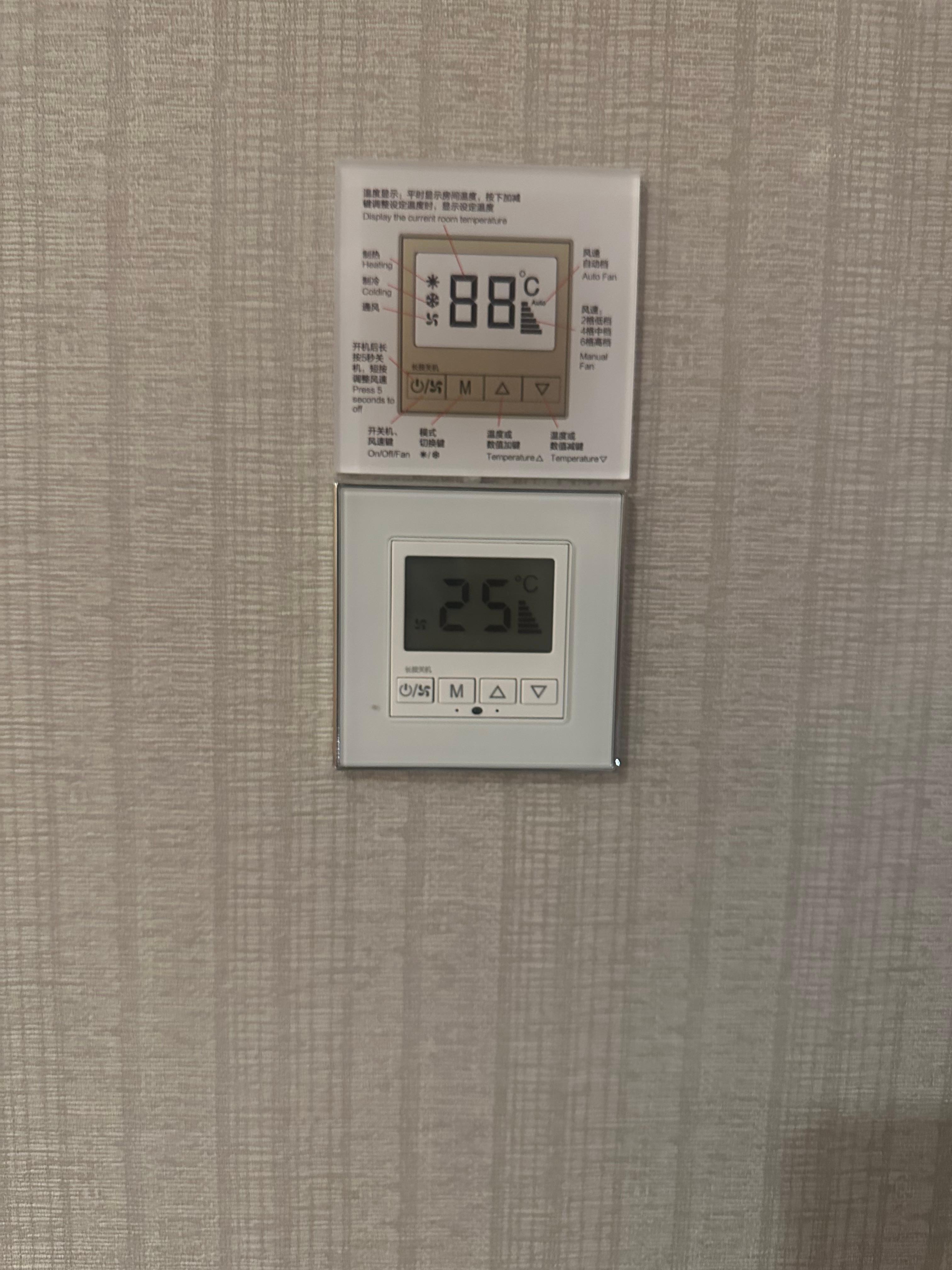 晚上10點後溫度只會顯示25度，無論你怎樣調都沒有反應，最後只可以調到風扇模式和開窗戶才能睡覺。