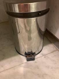 Cestello in bagno rotto ed arrugginito, al secondo giorno ho chiesto, mostrando le foto alla reception se era normale trovarlo in un hotel "4" stelle!! Facendo delle smorfie ce l'hanno poi sostituito.