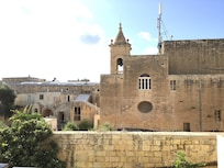 Jolie terrasse avec belle vue .