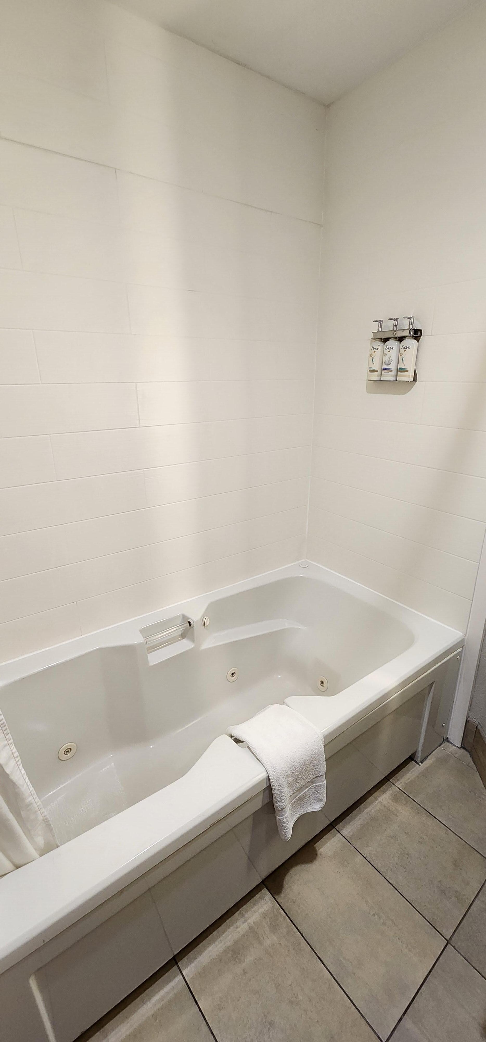 Nice soaking bathtub.