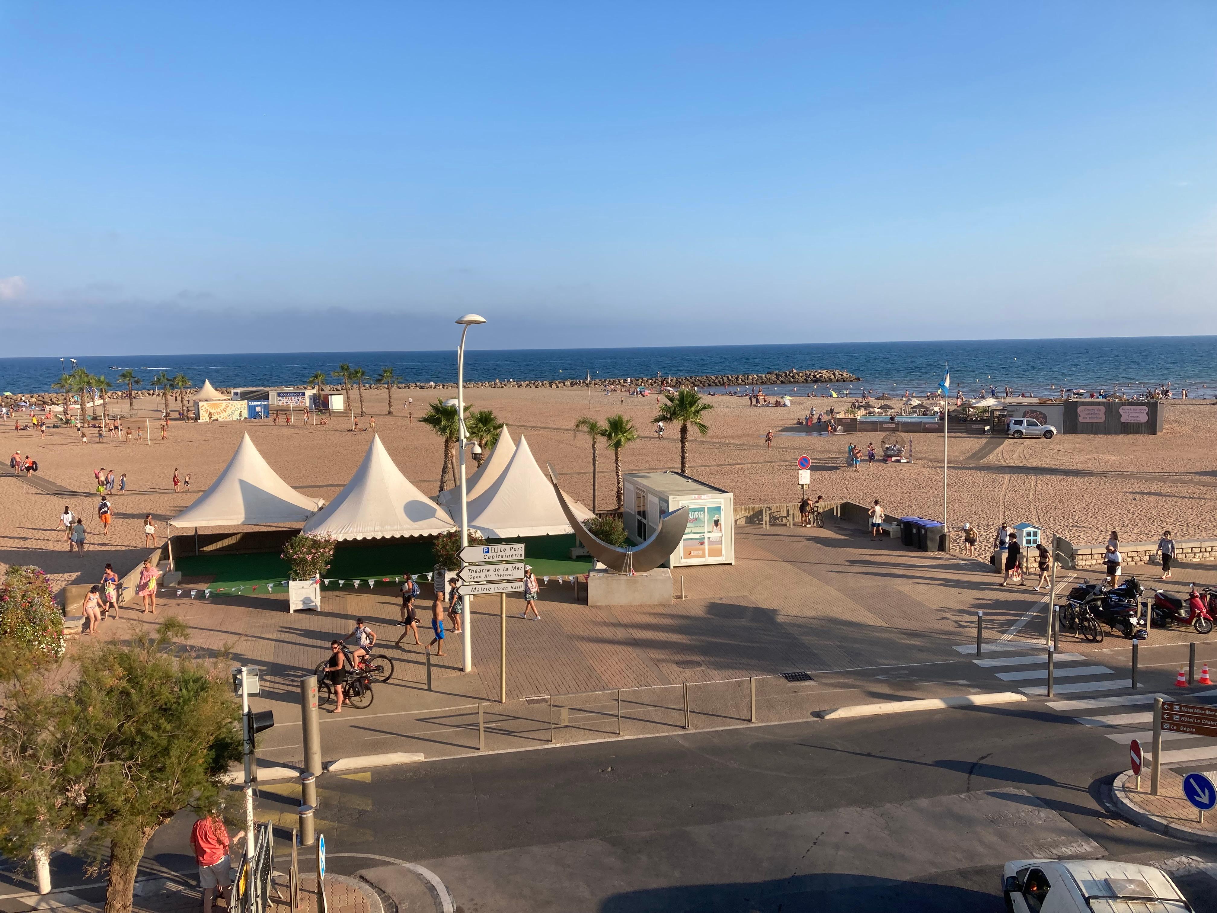 Stranden nedanför hotellet 