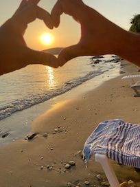 C’è anche un pezzo di spiaggia sotto compreso di sdrai! Il mare stupendo!