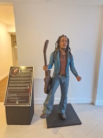 Estátua de Bob Marley, corredores do resort