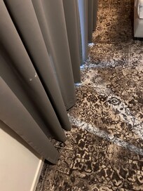 Flecken an de Vorhängen. Auf dem Teppich sollte mal lieber nicht barfuß laufen.