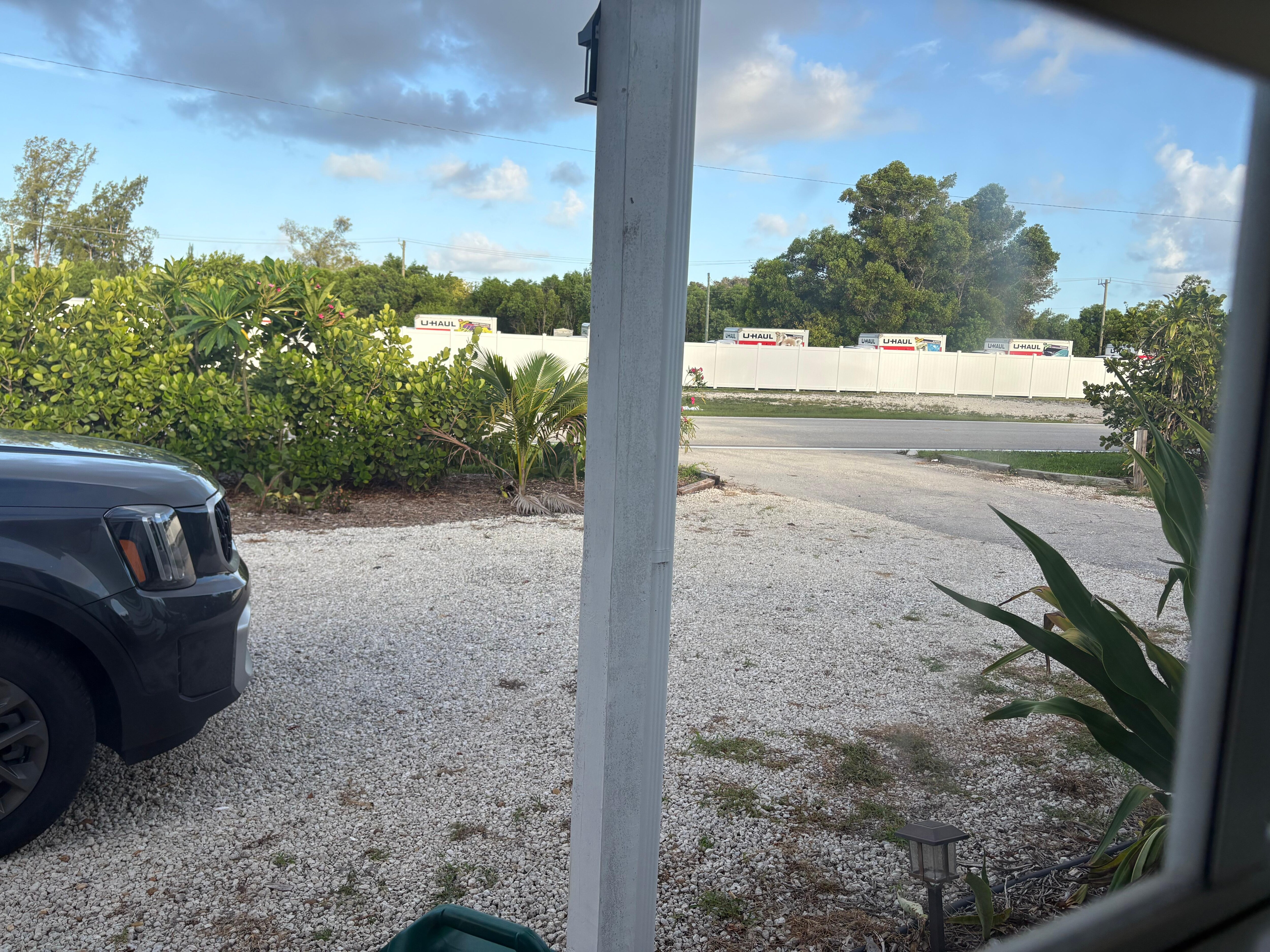 With small and quiet roads on three sides of the property, the house felt quite secluded, which we enjoyed. 
