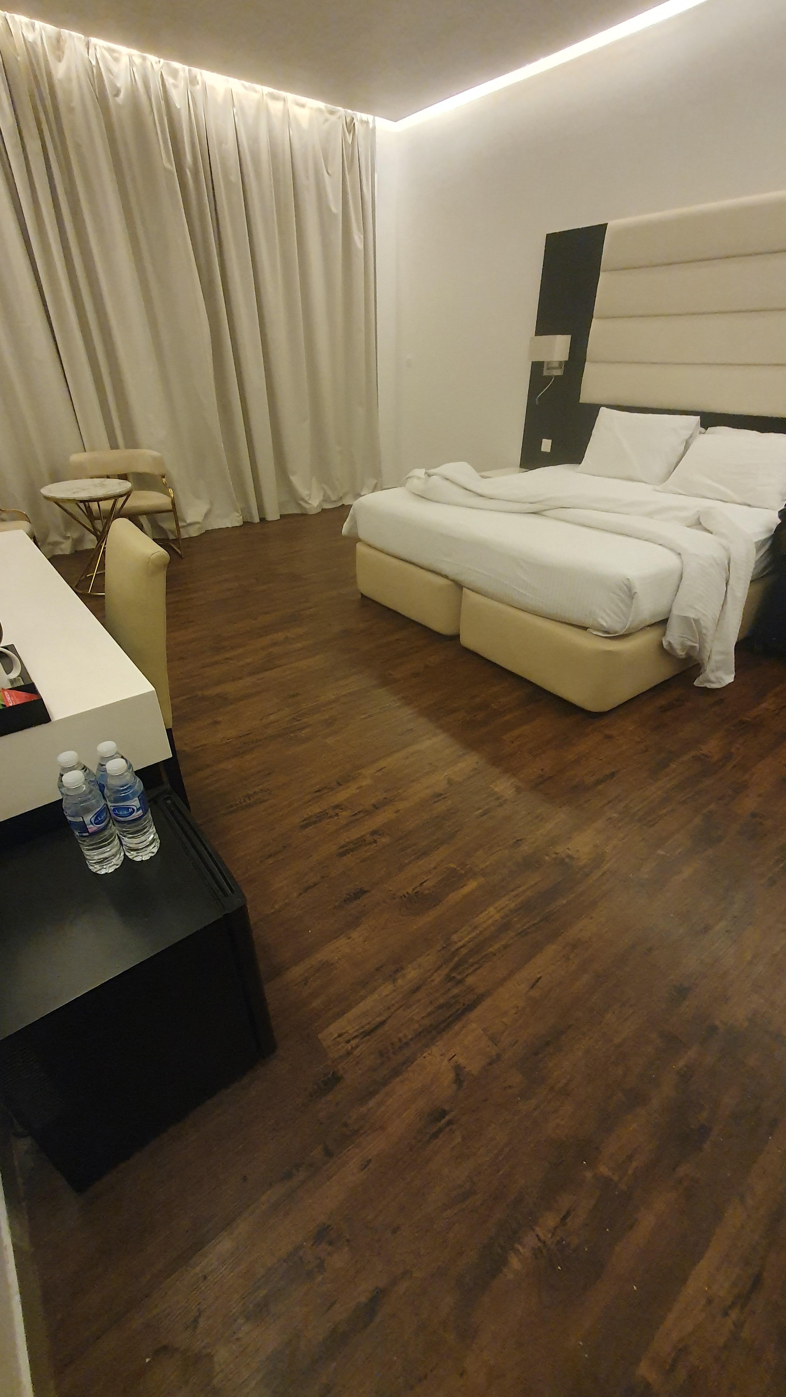 Not "Grand" at all, nor 4 Stars.