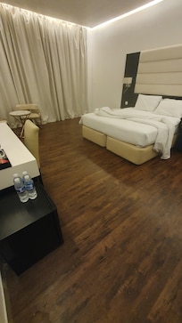 Not "Grand" at all, nor 4 Stars.