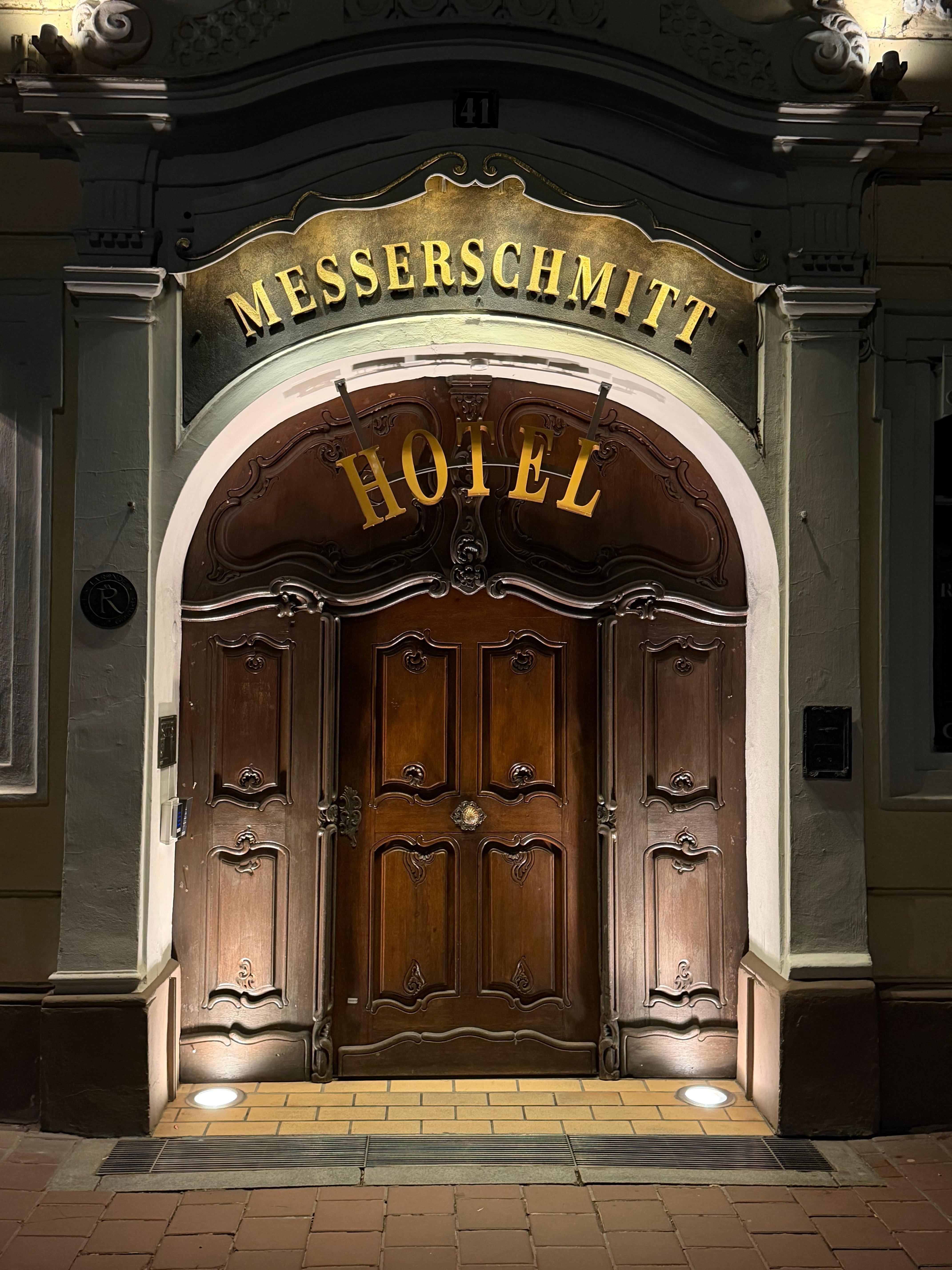 歴史を感じさせるホテルの入り口