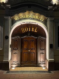 歴史を感じさせるホテルの入り口