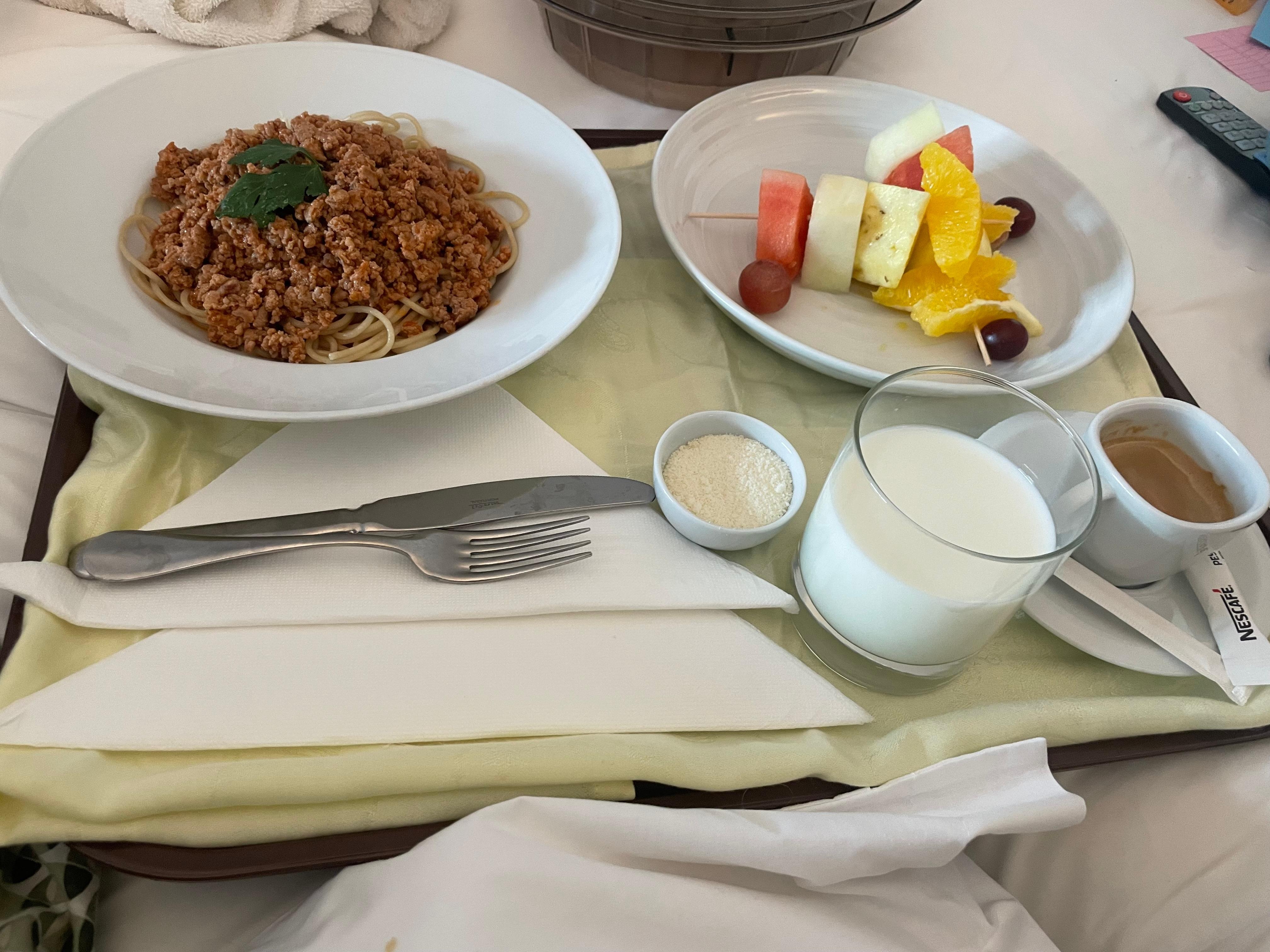 Fruit salad
,chocolate cereal,
Yogurt,
Milk,
Latte,Expresso,
buns and Portuguese tarts.

