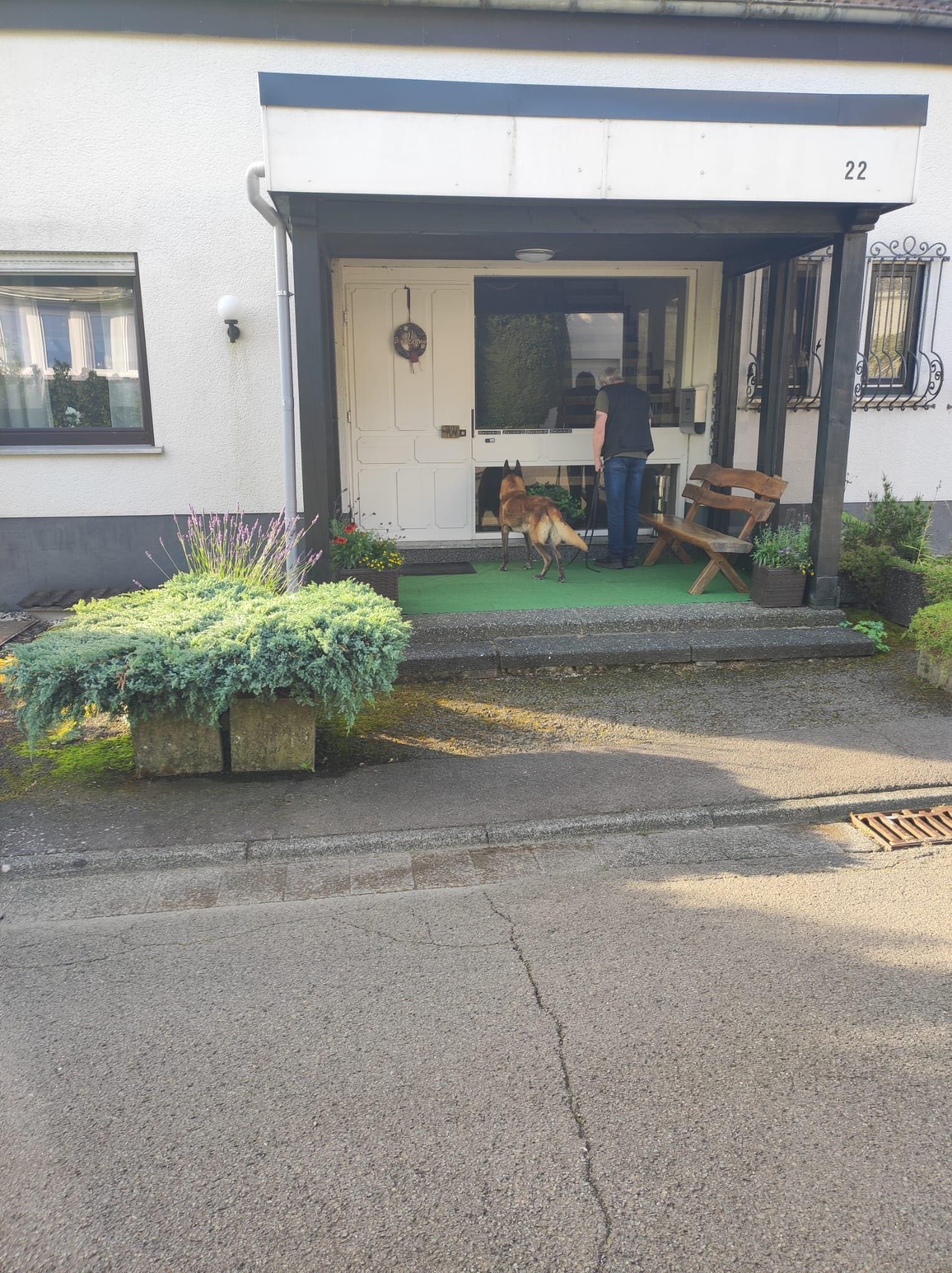 Eingang mit überdachter Rauchmöglichkeit