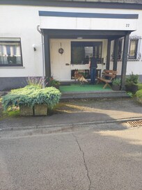 Eingang mit ĂŒberdachter Rauchmöglichkeit