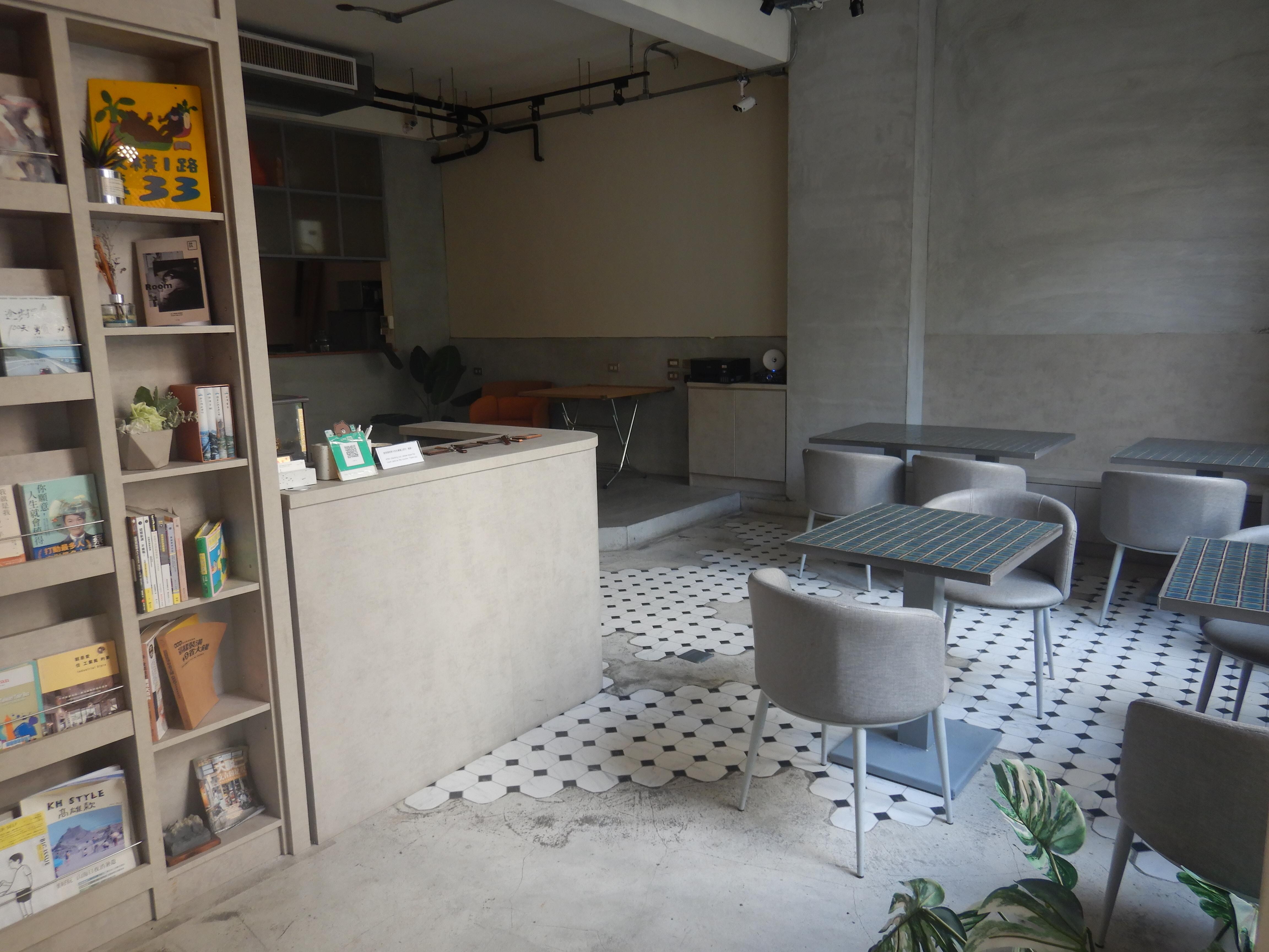 入口を入ったところ。フロントの奥に調理場らしきものがあるが改装途中でそのままになっているようで、利用はできない。