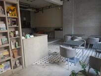 入口を入ったところ。フロントの奥に調理場らしきものがあるが改装途中でそのままになっているようで、利用はできない。