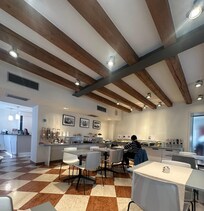 spacious and clean. Excellent dining room staf.