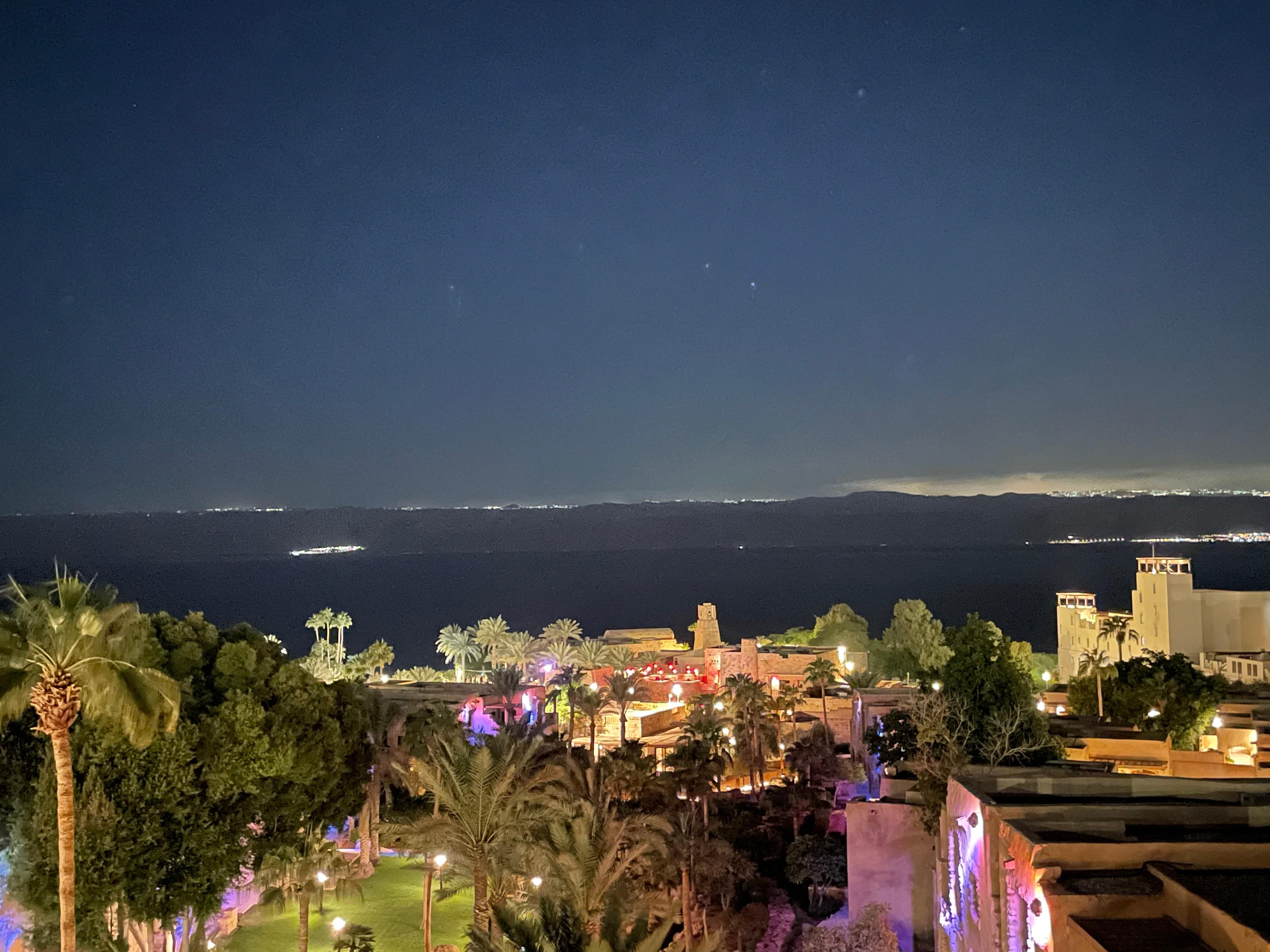 Riesige Anlage bei Nacht