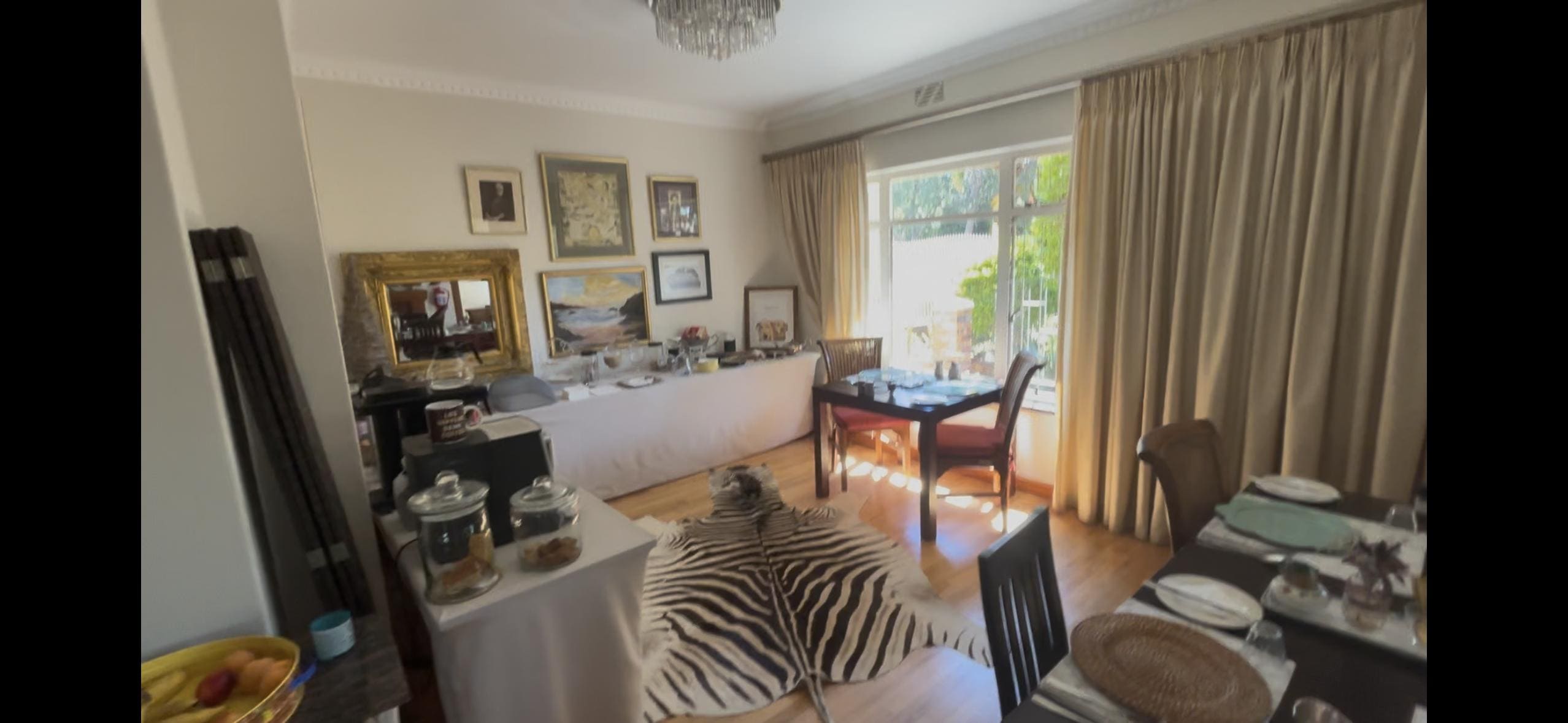 Sala de refeições arejada e confortável 