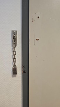 Rausgebrochenes Türschloss