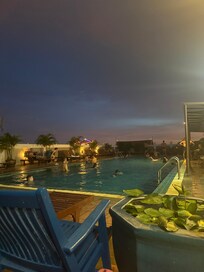 Roof pool