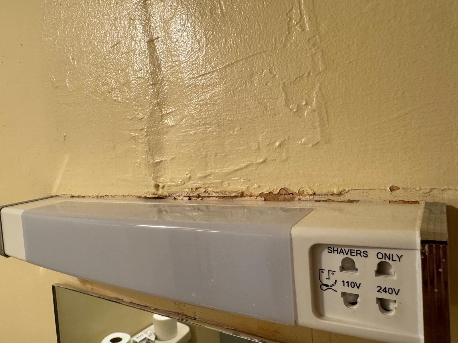 Electric socket in bathroom 