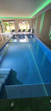 Pool mit Blick auf die Liegewiese.